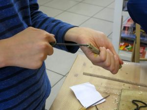 Holunderspielzeug bauen in der Hülser Buchhandlung.