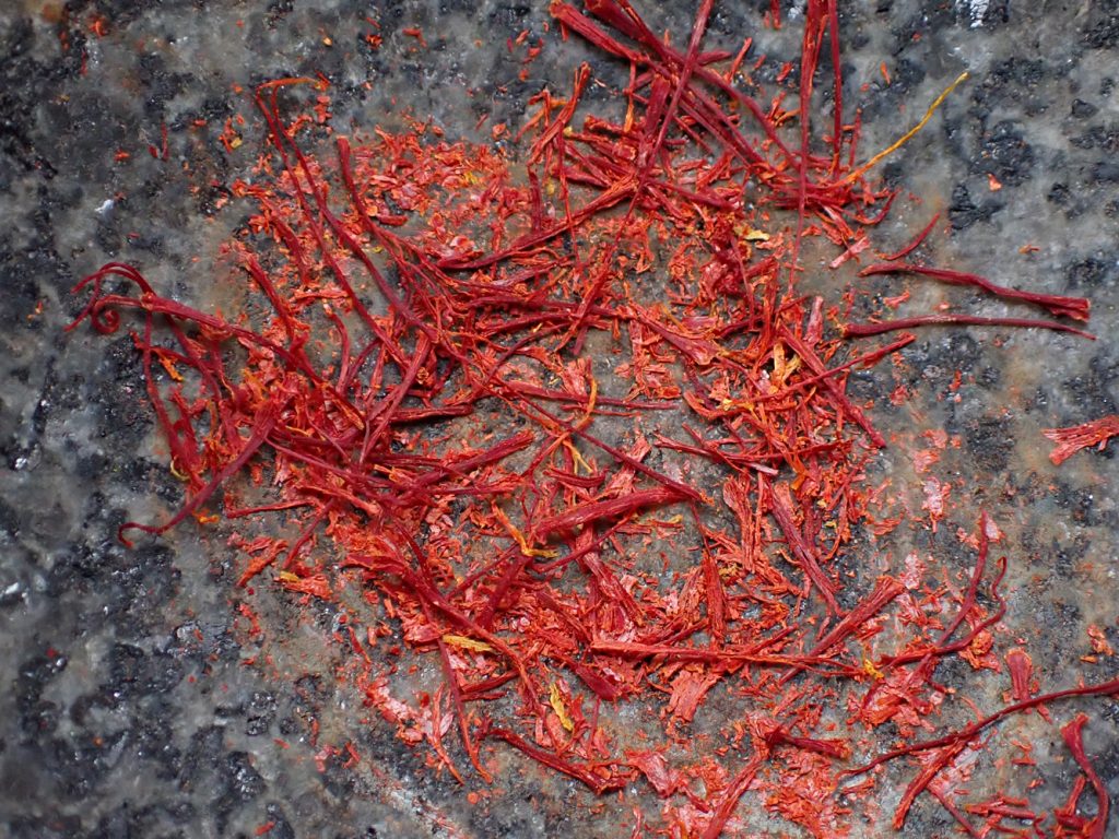 Safrannarben im Mörser